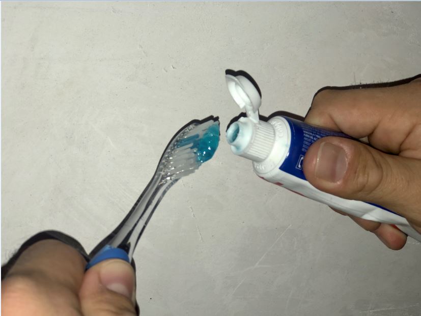 pasta de dientes y cepillo dental-hr-dental