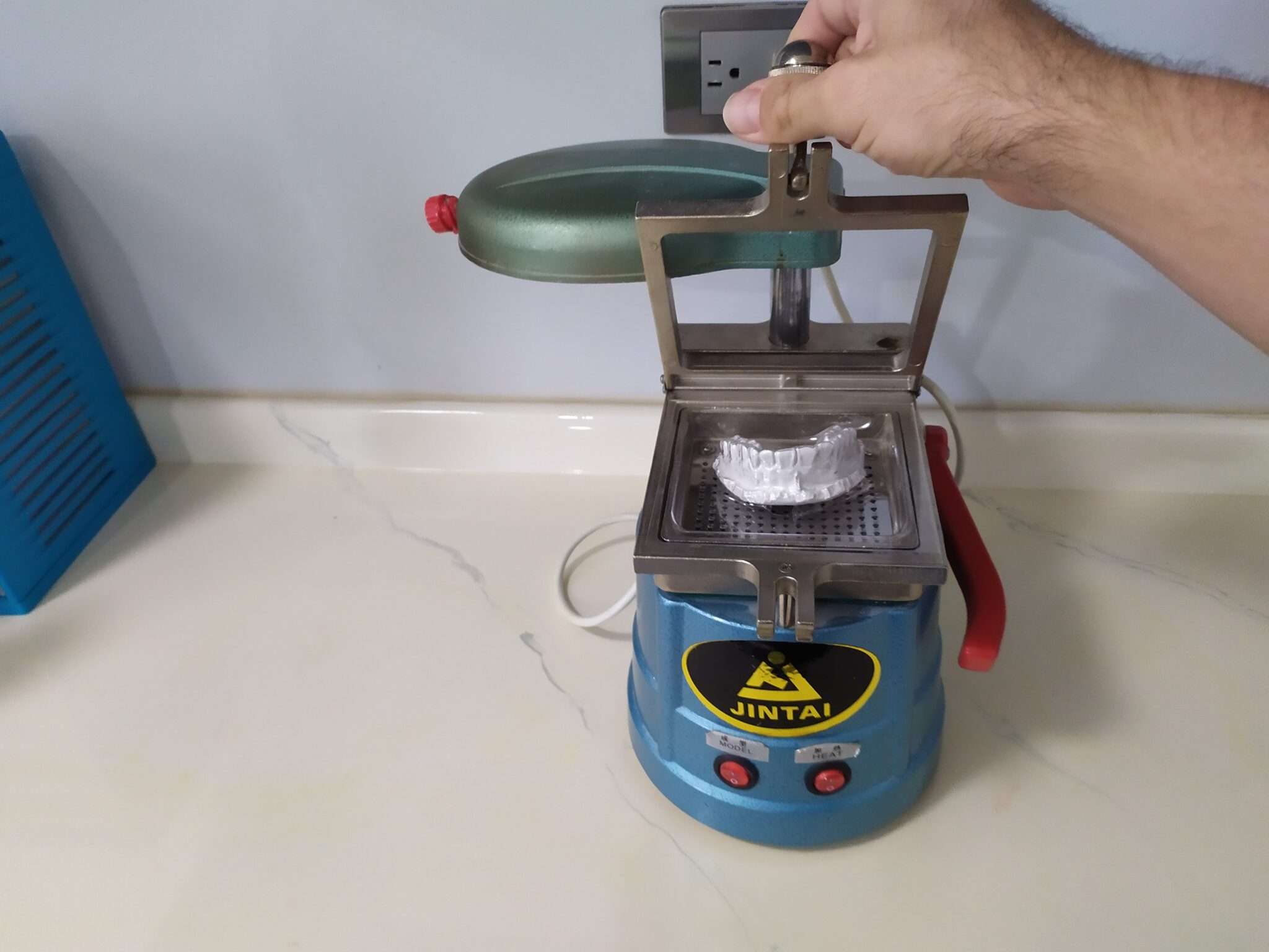 Elaboración de un guarda oclusal de acetato. – hr-dental.com